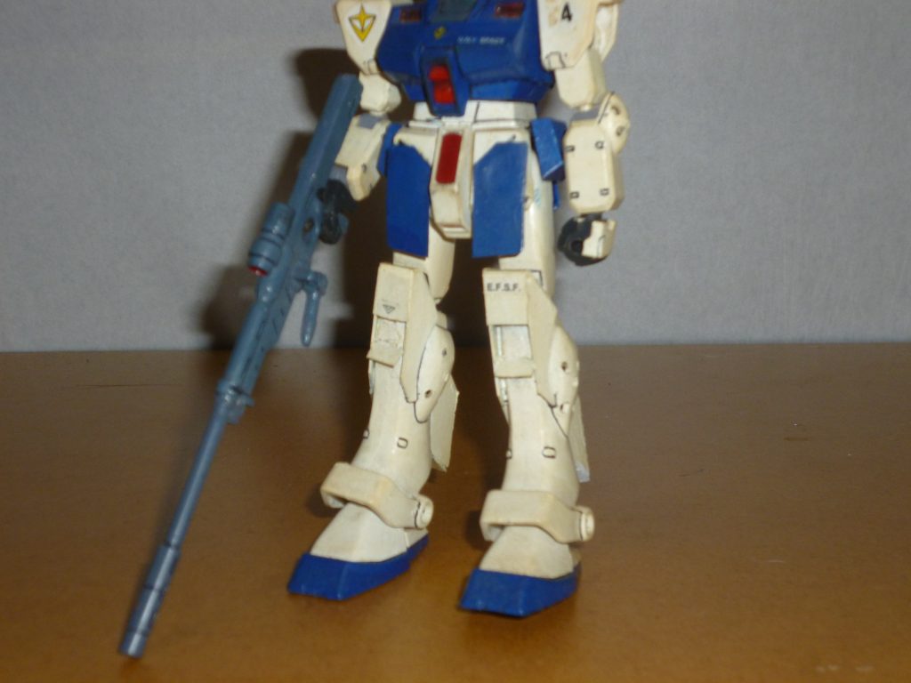 　スネのスラスターです。　基本的にはプラ板を切った貼ったしてのスクラッチです。　こちらも今の目で見ると非常に残念な有り様ですが、これでも当時としては悪くない出来だと思っていました（今見るとちょっと恥ずかしい・・・）。