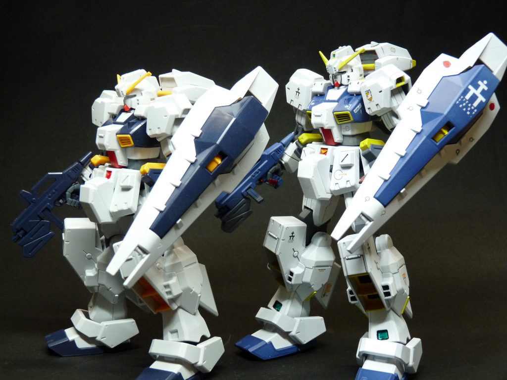 改造前と比較。素組の状態だと少しずんぐりしてるなと感じたので全体的に身長を伸ばしました。(腰にプラバンを挟む、太腿をmk-Ⅱのものに変更)