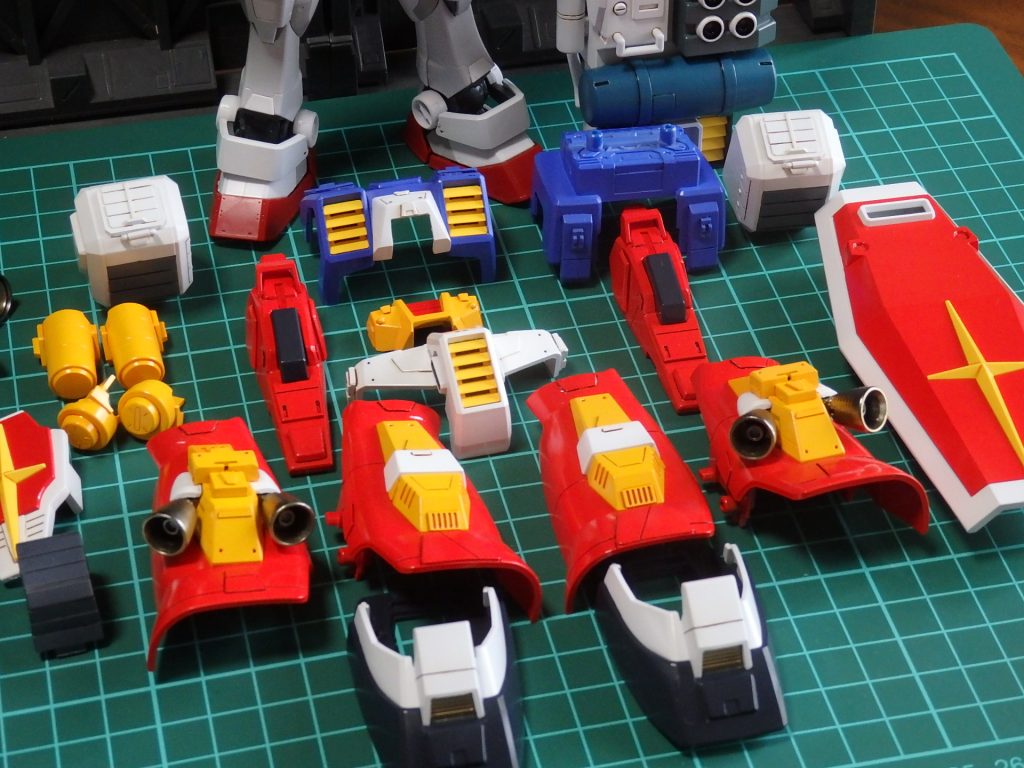 塗装終了したパーツ群。中の MGガンダムver3.0は装甲を被せて見えなくなる場所は無塗装です。