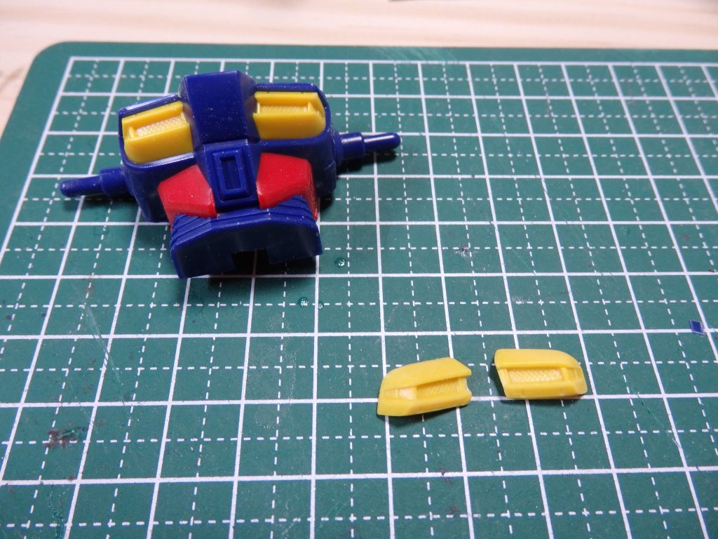 出来る限り塗分けを減らす為に 同じキットをもう一つ買ってパーツ毎に切り出してます。