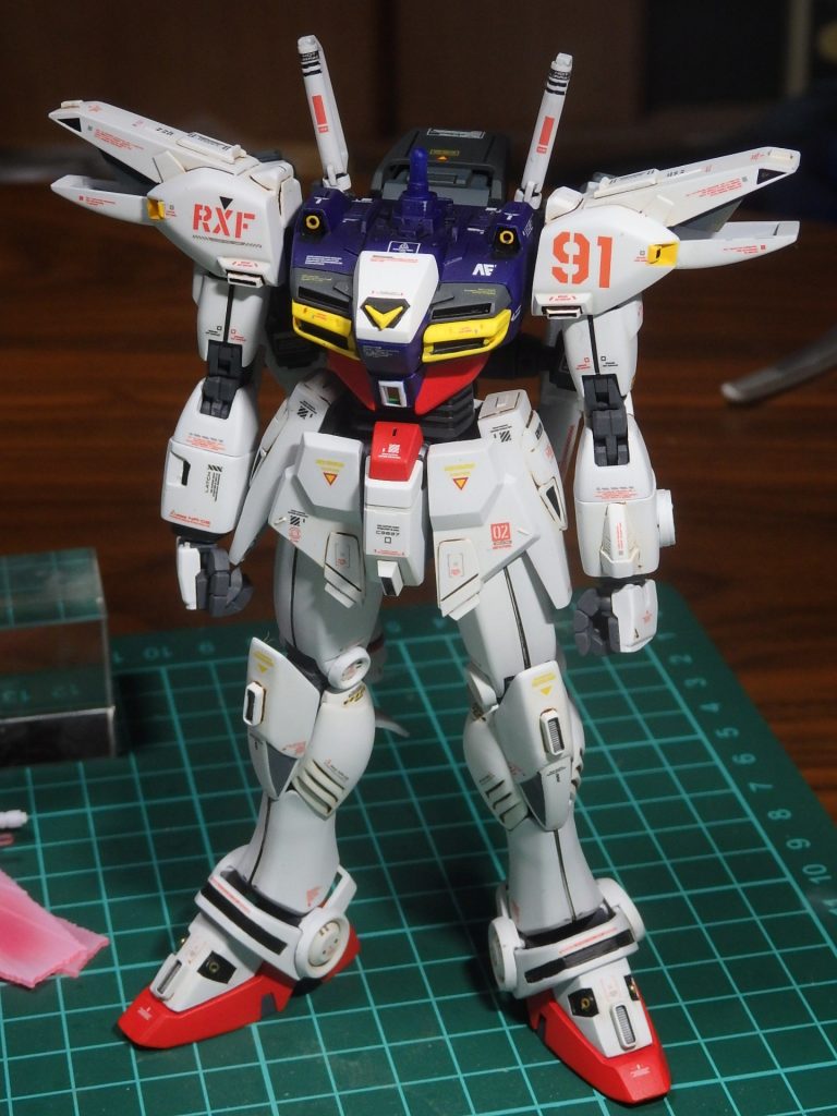 塗装は塗分けが多く 普段MGばかり作っている身としてはしんどい( ノД`)