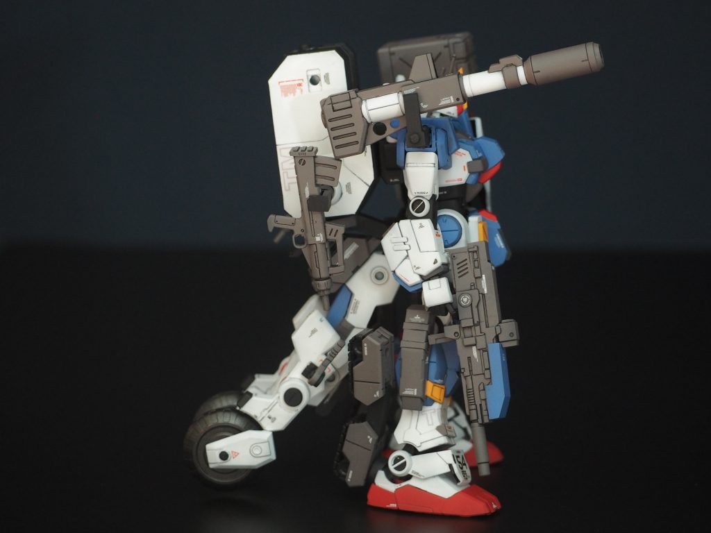 サイドビューはガンダムなのか？な盛り具合。要のタンクモードのアームはマシンライダーから。キャタピラは30MMのタンクから。キャタピラは展開してソールにもなります。これらのパーツのおかげで「上空からの敵を倒れこみつつ高速回避運動しながらサポートメカを放出しつつ全弾発射で迎撃」みたいなシーンが、アクションベースなしに可能です。コンテナはグリモアレッドベレーを加工。そもそもこのコンテナにアッシマーが無改造で入るところからすべてが始まりました。  