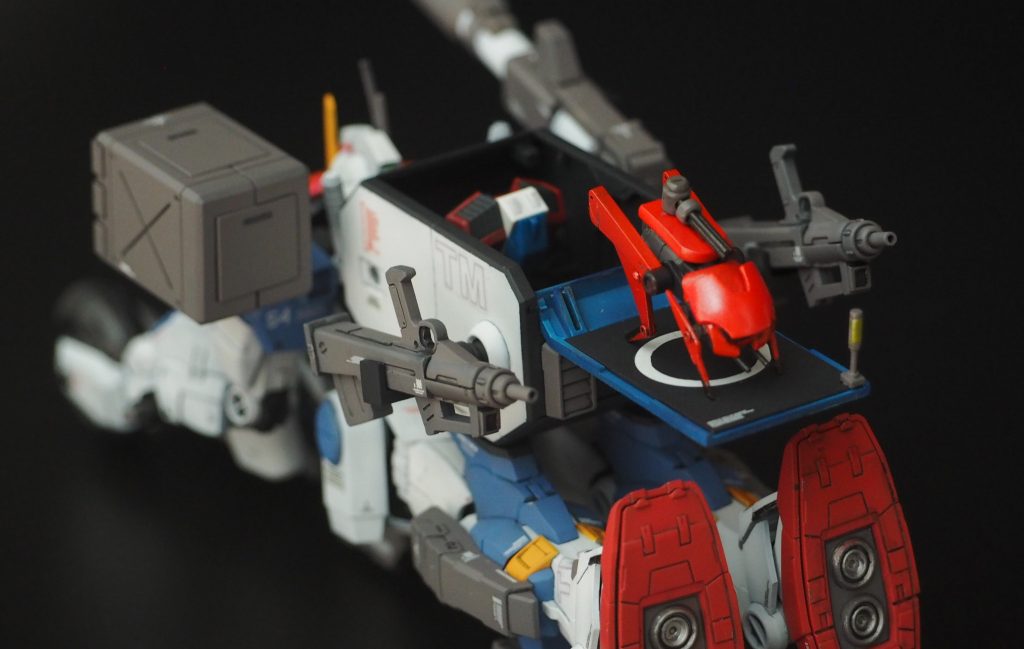 コンテナは展開して発着ポートに。サポートメカを発進できます。これはゾイドのウルトラザウルスの後部カタパルトイメージ。サポートメカはカプセル怪獣をイメージしました。でかい機体が基地っぽくなって小型マシンが発進するってシチュエーションが好きなんです。コンテナと本体の接続は、悩んだ挙句ネオジム磁石にしています。真鍮製のパーツを配してレールっぽくして、そこをコンテナが移動するという設定。そのほか、武器のホルダーや、サポートメカの可動部も結構無駄にネオジム磁石。  