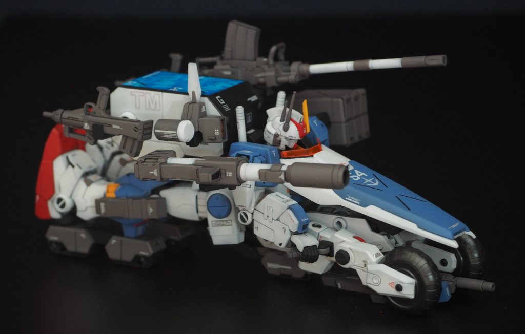 ＜ガンビークルモード＞オプション設定の180ミリキャノンと複合センサーを装備した砲戦仕様の画像です。ガンビークルモードへは完全変形です。変形のシステムはAGE－2を組み込んでます。シールドは旧キットのアレックス。モチーフは元祖SDのアレックスのチョバムタンクと、キャプテンガンダムから。子供のころ欲しくても買えなかったんです・・・。手はグリップを持たせてます。手をしまってアームビームがンで攻撃みたいにしたかったんですが、どうしても手首を収納する技術はなく。シールドとの接続はMGのZガンダムの胸の可変パーツを利用。  