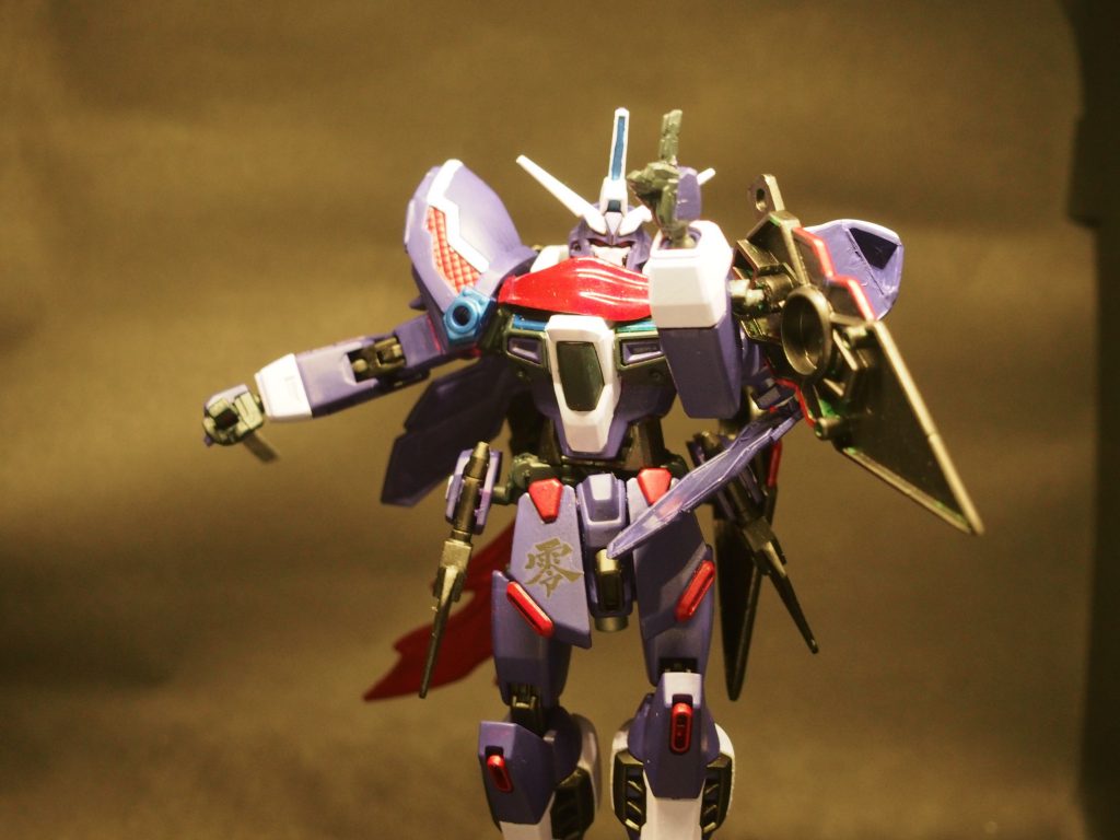 今回のガンプラ、本当はこんな色味じゃないんです(滝汗)調べてみると紫は一眼だと撮影がすごく難しくなるらしく、青色っぽくなってしまうとのこと本当のカラーリングはこんな感じ