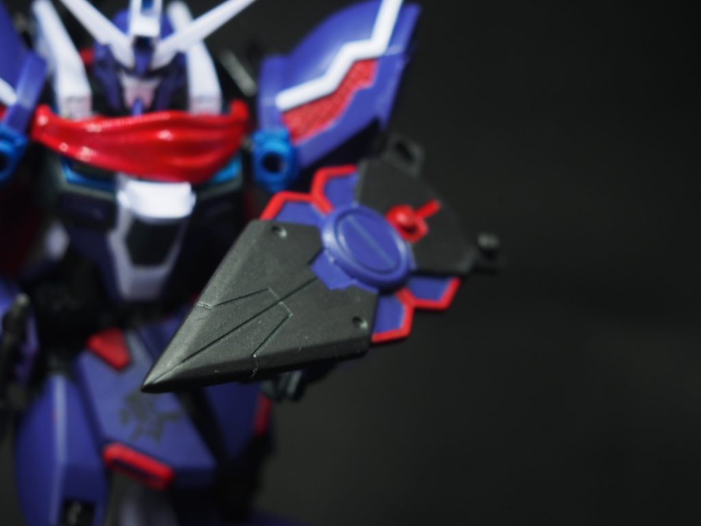 大苦無「正義」シールド兼斬撃武装背面にも2枚同じものを装備している