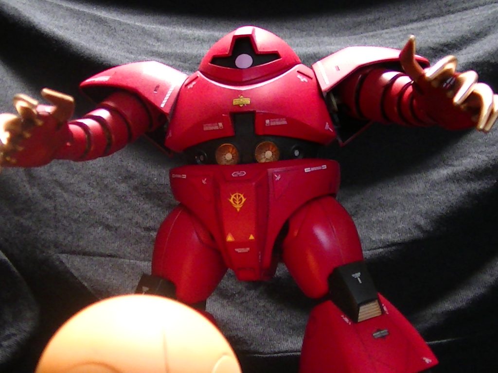 赤いモビルスーツ…?シャア……じゃないな(゚Д゚)