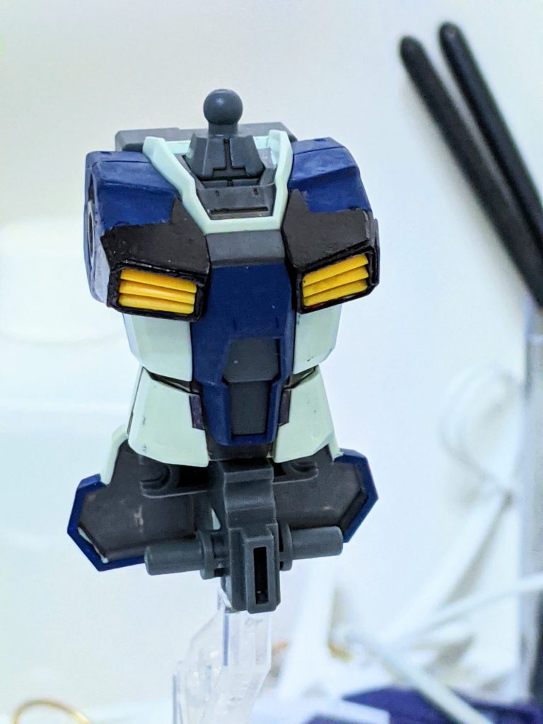 プラ板を重ねて胴体の黒い装甲を再現。ここはモロにガードカスタムをオマージュしてます。