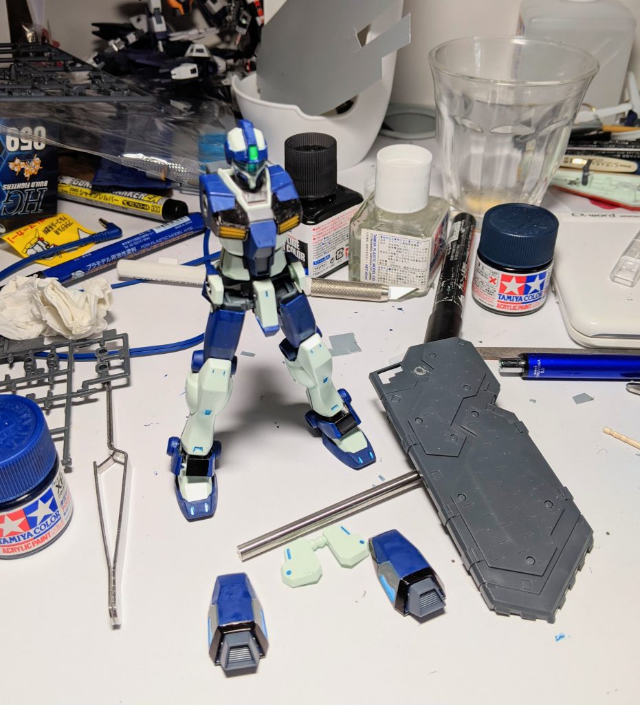 深い青のカラーリングはタミヤカラーXF-8フラットブルー。最近引っ越したのですが、住環境上の問題で挑戦しようと思っていたスプレー塗装が出来なくなってしまったので仕方なく慣れない筆塗りです。