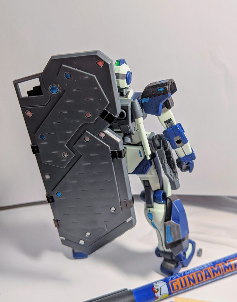 盾を背中に着けて後ろから見るとこんな感じ。絶対重いだろ…踏ん張るので精一杯だろお前…