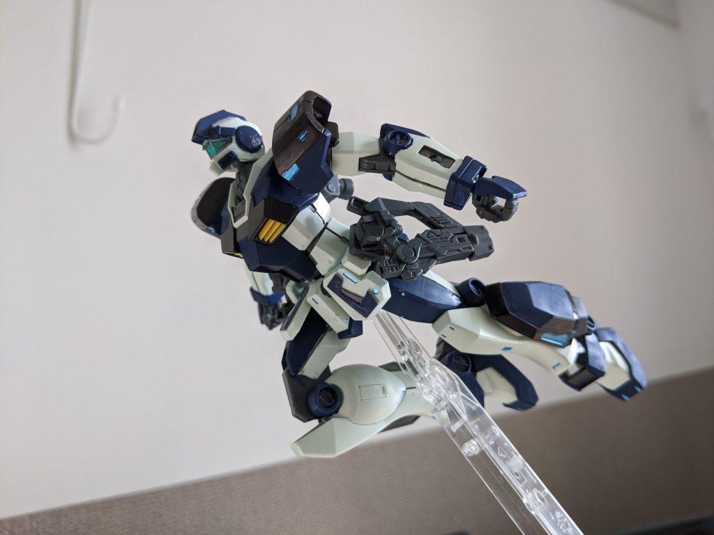 改造と言える改造は共にプラ板から制作した頭部センサーカバー、胸部追加装甲、フロントアーマー追加装甲、ウインダムから持ってきた脚部大型スラスターだけで、あとはカラーリング変更です。