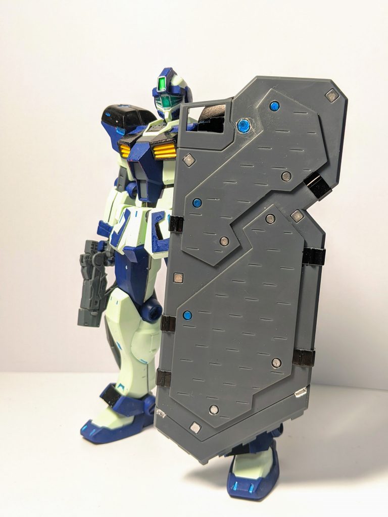 ガードカスタムがイメージソースなので、大型の盾を装備。機動力確保のため脚部に大型スラスターが増設されている。