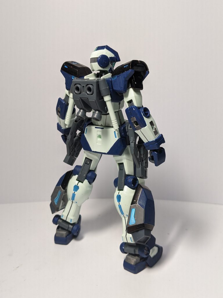 バックショット。ビームサーベルは被弾を防ぐため下向きに装備されていて、抜刀する時だけ回転して上を向く設定。