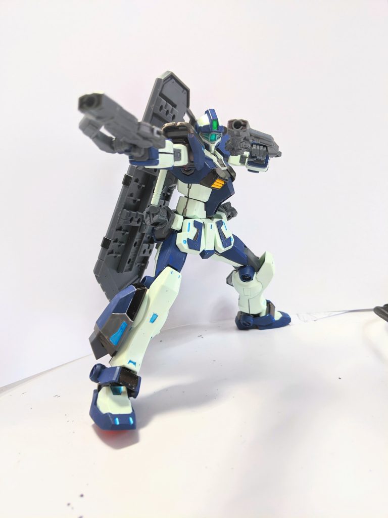 腰部両サイドにはプレバンのE-2ビームスプレーガン装備型っぽくビームガンを装備。これがメイン武器となります。