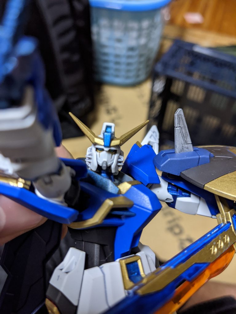 カラーモチーフは偶然YouTubeでアップされている平成シリーズ最初の某仮面の戦士の水の心を持つ戦士で、アロンダイトも紫のフォームの剣を青に変えたモノをイメージしています。