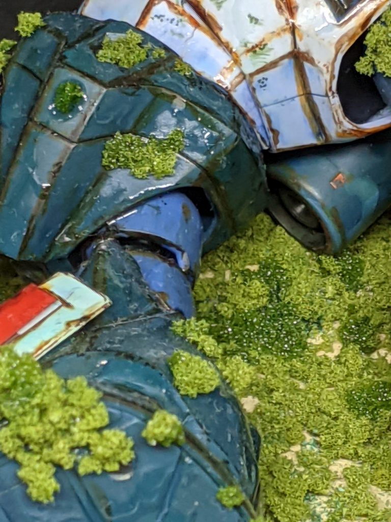 雨上がりを再現する為に、100均で購入したレジンキットのアクアブルーを垂らしました。