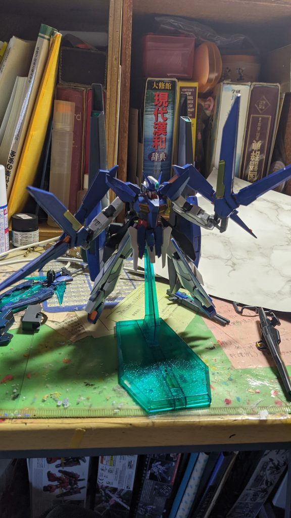 GNソードライフルクローモード。敵機を挟み切断が可能キュリオスのシールドが元になっている。