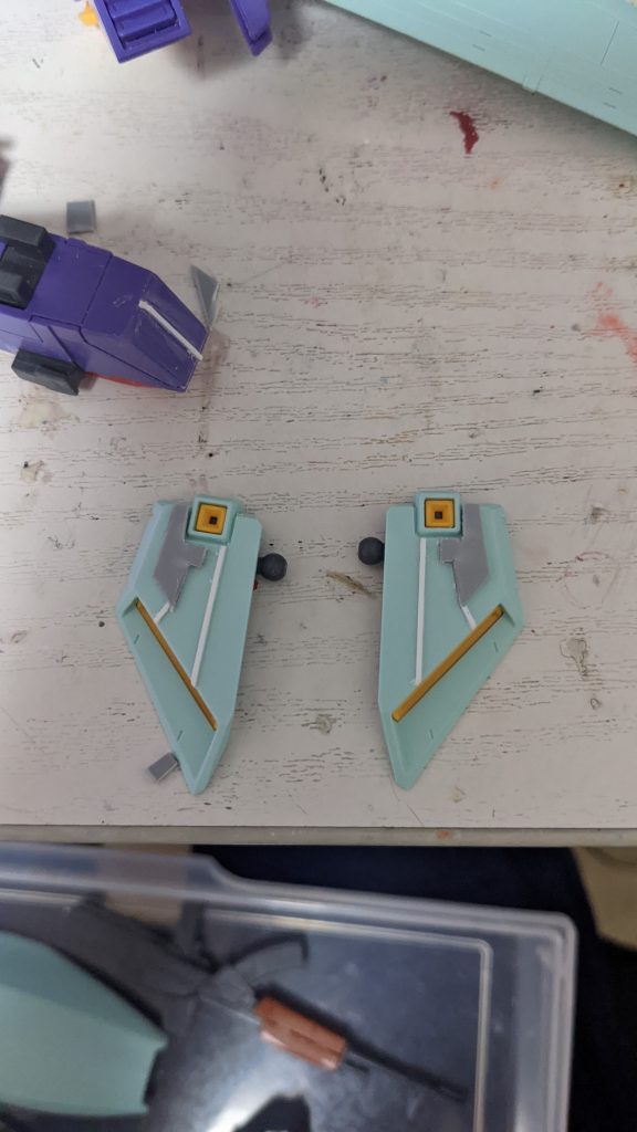 テキトーにプラ板貼ってます