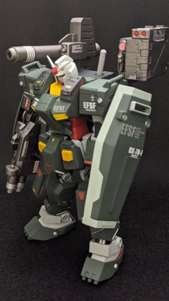 カラーはアクリジョンをエアブラシで塗装しました。装甲の緑はアクリジョンベースグリーンを下地にグレーグリーンで塗装後、ウェザリングカラーのフェイスグリーンにてフィルターをしました。武器は焼鉄色関節、バックパックはアクリジョンベースグレー＋ベースブルー＋ブラック＋メタリックブラックにて調整RX78のホワイトはグランプリホワイト＋ガルグレー、赤はモンザレッド、黃はオレンジイエロー＋イエロー、靑はEXAMブルー2（ガンダムカラー）細かいシルバーはNAZCAエナメルカラーのピンポイントシルバーで筆塗り 