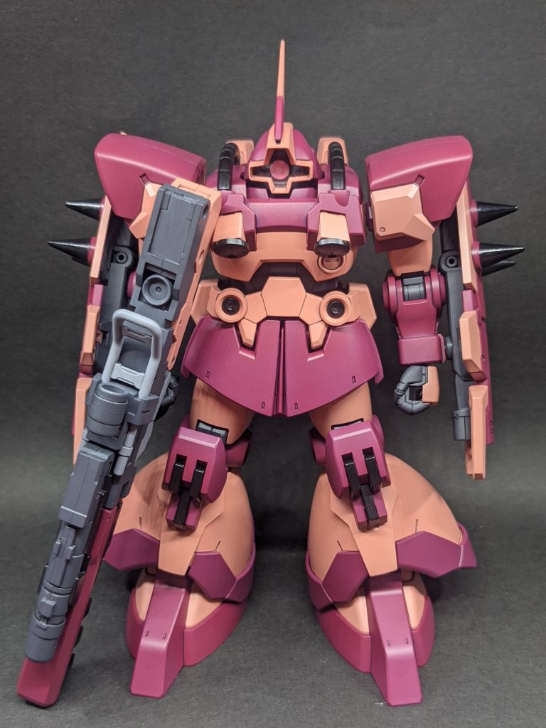 ＜フロントショット＞ベースはドムR35。カラーリングはアメイジング系を意識した配色に。胸部のバーニアを隠れてますが、脚の裾部分に移植しました 