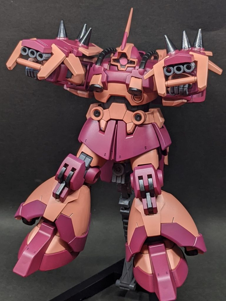 シールドに内蔵されたマシンガンを3連装に改造 