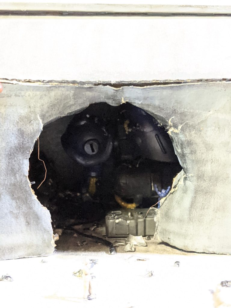 倉庫の中にはティターンズカラーのマラサイとプチモビルスーツが見える