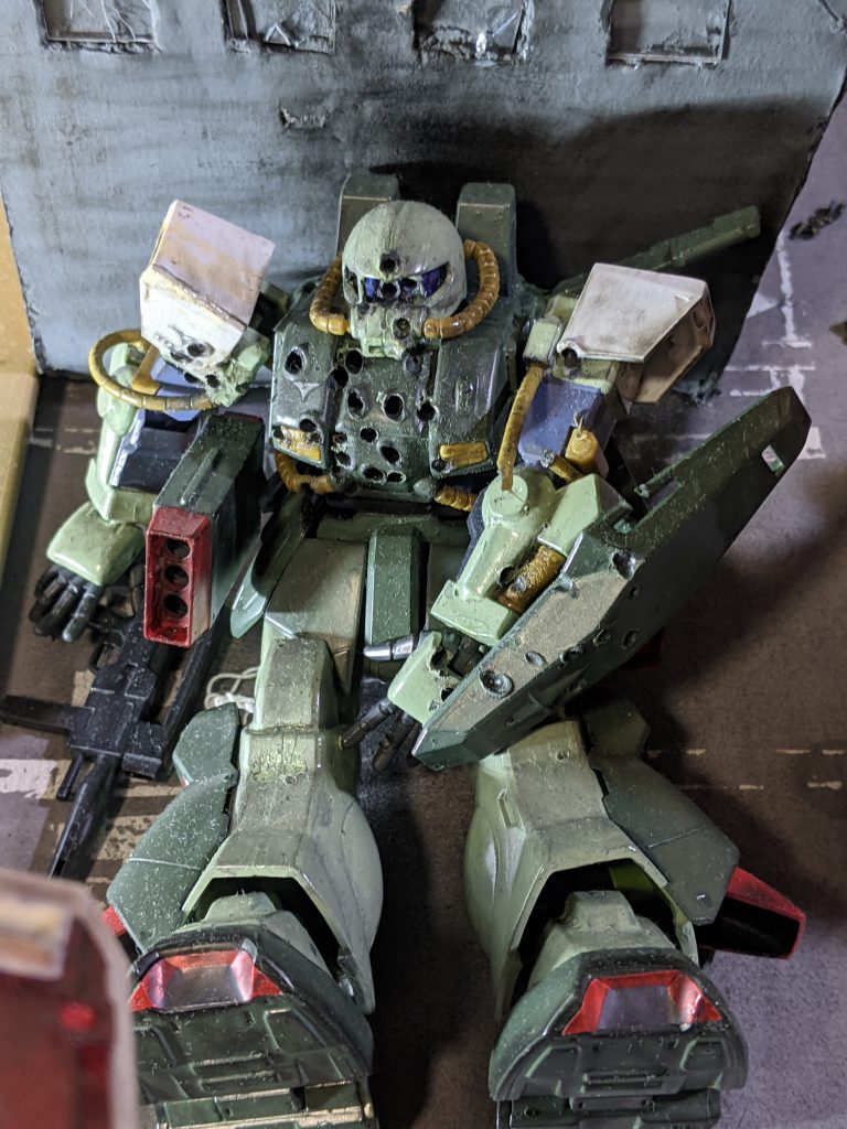 ジオンの象徴であるザクに搭乗するのを拒み、ジム系のアーマーやカメラに改造したハイザック