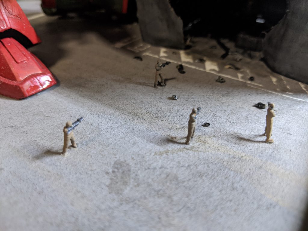 ティターンズの倉庫に穴をあけて銃を構えるレジスタンス軍の歩兵