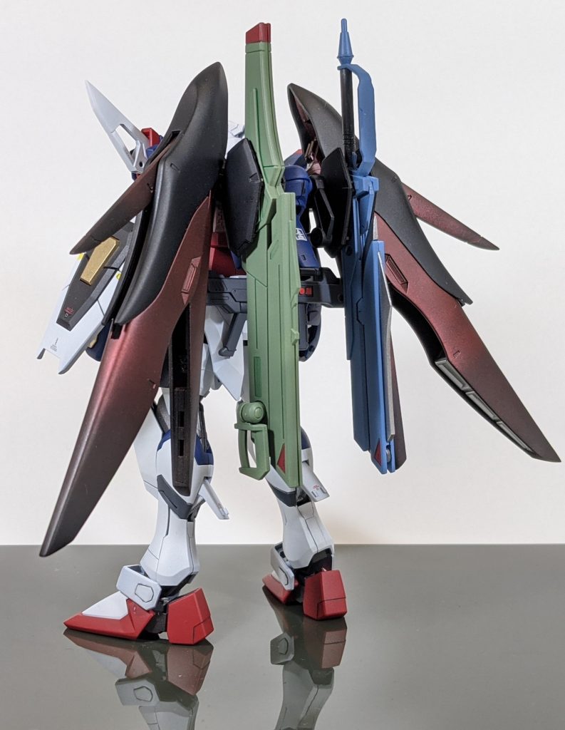 翼の部分は下地ブラック→ブライトゴールド→クリアーレッドで塗装し、つや消しを吹きました。塗り分けもほんの少し頑張りました。