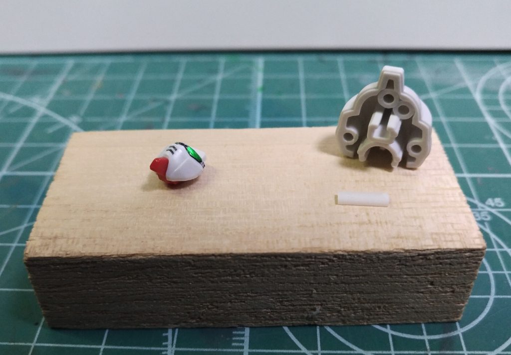 工作その1。キットのままだと目が小さく見えるので、フェイスパーツを少しだけ前にだしました。工作と言ってもプラ版を挟んだだけ。