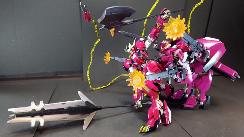 ルプスレクスの腰にある武器マウント用と、フルシティのディスプレイスタンド用のダボ穴をHiQのジョイントパーツで繋げただけのお手軽(?)接続。