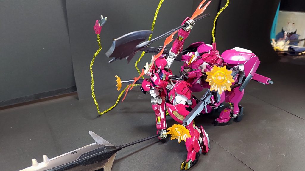 テイルブレード接続ワイヤーは、長さと表情を付けたくて100均のワイヤーに変更しています。ただ1本の太さが小さくて4本束ねなければならなかったため、・ワイヤー自体の表情付け(凹凸による陰影強化)・保持力の強化・表情を付けてもほどけないことを目的として、四つ編みという編み込み技法で編み込んでいます。(三つ編みは知っていましたが、四つ編みってあるんですねぇ)また、100均(またか!)のUVレジンをいい感じに出して乾燥後にナイフで鋭角化することで、眼の発光エフェクトを作ってみました。この2つは思いつきでとりあえず作ってみよう、的なノリで作ったものですが意外とアリだなと思いました。いろんなことに悪さできそう。以下はこの子のために、ましな設定を考えてあげたかったものです。スッキリしたけど、改めて見ると、まぁ妄想垂れ流しだなって苦笑。・基本設定機体型式:ASW-G-TWX-01(テイワズ製ガンダムフレーム試作1号機)機体名:ガンダム・ルプスレクスIBS(Iron Blooded Survivor)ASW-G-08 ガンダム・バルバトスルプスレクスとASW-G-11 ガンダム・グシオンリベイクフルシティを物理的に接続し4基のエイハブリアクターを持つ1体のMSとして改修した実験機。呼称はオルガ・イツカによるもの。新規の1機体として呼称するため素体名と、改修を意味するリベイクフルシティは除外され、ルプスレクスのみが残った。そこに「家族は常に1つ」、「どんなに過酷な戦場でも生きて帰る」というオルガ・イツカの想いが込められた。・開発経緯イオク・クジャン(ペシャン)公の暴走によるタービンズ虐殺によって被ったテイワズの被害を補填するするため、マクマード・バリストンはラスタル・エリオンと闇取引を行い、エイハブ・リアクター並列起動理論の資料を入手した。歳星の技術者達はリアクター並列起動技術の確立(=新規ガンダムフレームの製造)を目指し、成功例である既存ガンダムフレームによる実験を検討中に耳にしたノルバ・シノの冗談「MSを複数まとめれば強くなる」に着想を得て、ガンダムフレーム2機のエイハブ・リアクター計4基を接続することで並列起動の検証を飛躍的に向上させる計画を立案した。当時ノウハウが豊富だったバルバトスとグシオンをベースとしたシミュレーションを行ったところ並列起動で期待される以上の出力が確認され、実用に足るものであったことから鉄華団向けに改修作業が決定した。なお、パーソナルカラーを素体から引き継ぐか悩んだ結果、シミュレーションでは計画の着想を得たノルバ・シノのバイオレットピンクを使用した。(改修時には別のパーソナルカラーにした模様)また、ハシュマルを仮想敵としたシミュレーションでは火星全土を覆い尽すMA群に対して再生を上回る破壊をもたらし(パイロットの疲労や推進剤の消耗などを考慮しない場合)単騎で全機撃破する結果となり、歳星の技術者たちを震撼させた。しかし実践では考慮されてしかるべきものであり本結果に基づく戦術プランは破棄された。・機体性能他4基のエイハブ・リアクター並列起動時に共鳴現象が起こりリアクターの出力が大幅に増大している。また2つの阿頼耶識システムは相互に補助関係にありパイロット2人の意識が統合されパイロットに負担をかけることなく機体制御を行うことができる。また人の限界を超えた思考や反射速度などを実現した。本機能は常に犠牲を強いる阿頼耶識システムにおける唯一の良心である。共鳴現象中のリアクターからはMSサイズでは起こりえないはずの重力発生現象が起こり阿頼耶識システムを用いることによって推進剤や星の引力を無視した移動・慣性制御を行うことができる(重力制御により引力圏内での長時間飛行も可能)。また共鳴現象中は独特な共鳴音が発生し、オルガはこれを【狼王の咆哮】と呼び鉄華団が馬鹿笑い出来る世界への道を切り拓き導く証であると信じている。しかし敵対組織からは【悪魔の嘲笑】と呼ばれ、一度声を聞くと悪魔に呪い殺されると噂される。・戦術オールラウンダーな機体であるが本機の真髄は超近接戦闘による敵勢力の【殲滅】である。グシオンリベイクフルシティ部からの絨毯射撃によって早期に敵陣形を乱し、そこへ突貫、超大型メイスとバトルアクスによる一撃必殺を得意とする。・余談エイハブ・リアクター開発者であるエイハブ・バーラエナの手記にはリアクター共鳴による出力向上を示唆する内容が散見されるが、戦闘が激化する厄災戦当時の状況では満足な実験ができず実現には至らなかった模様。