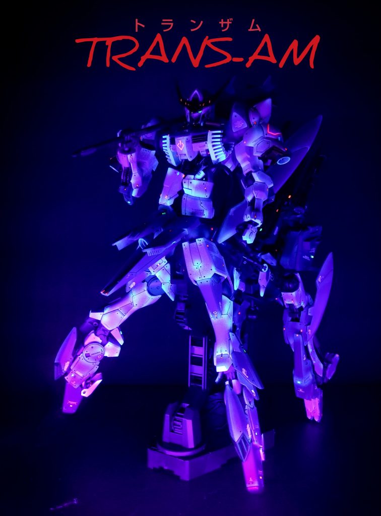 やっぱりトランザムさせたくて、蛍光クリアをエッジ部分に塗ってブラックライトでトランザムさせてみました( ◜ω◝ )赤く光るトランザムを超えて、さらに熱くなって青白く光るトランザムを再現。