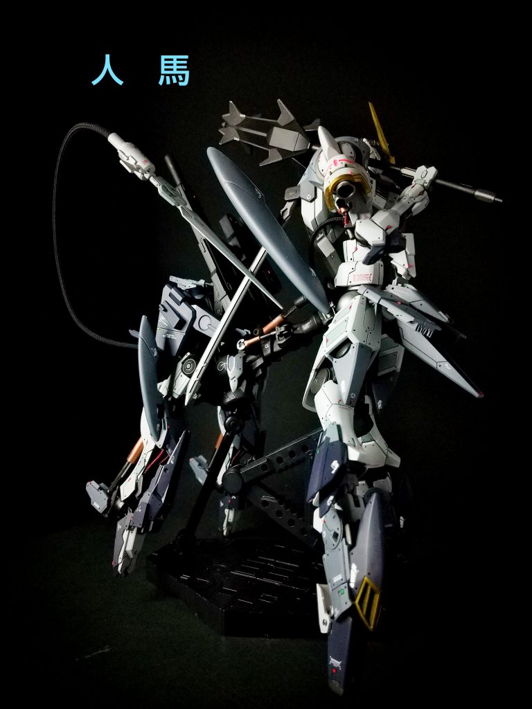 機動力は、腰、肩にバーニア前足のスネと膝横にバーニアっぽい噴射口後ろ足に大型のシリンダーを備え、物凄い脚力を誇ります。胴体部分にもシリンダーを備え、瞬時に伸縮が可能となり、チーターの如く走ることが可能。