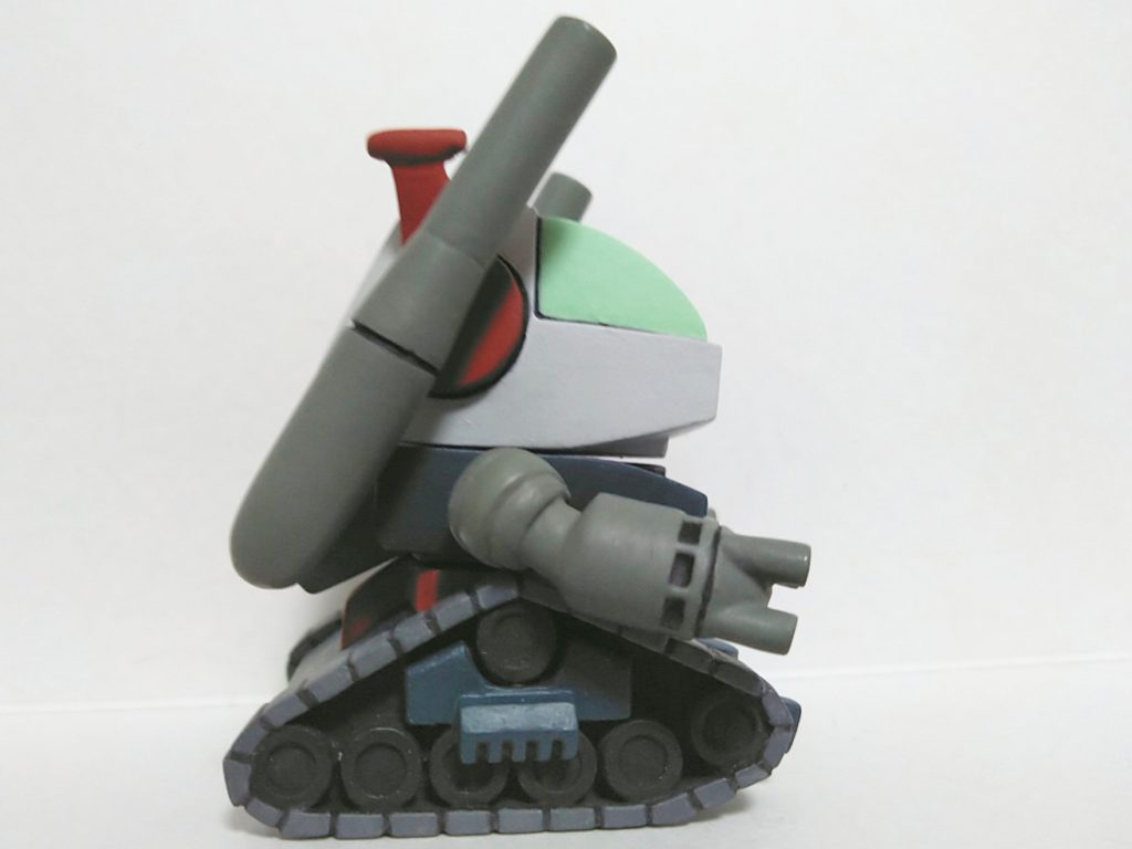 キットは無可動の固定モデルだったので、首、肩、キャノン砲に軸を入れて可動を追加しました。