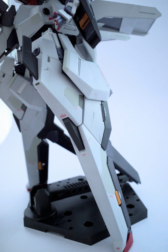 特にスジ彫りは今まで回避していましたが今回は逃げずに向き合うことにしました。彫りが足りずにサフで埋まったり、溝が浅くてスミが流れなかったりと、うまくいかなかった部分も多々ありあましたが、作例に習ったスジ彫りをしたので良い修行になりました。