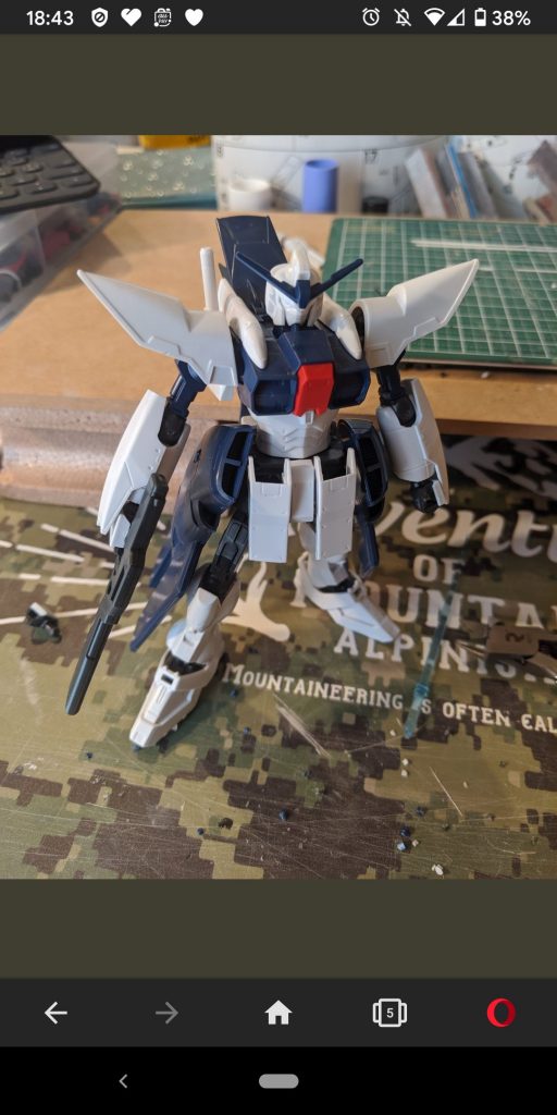 素組みでは足も腕もかなり貧弱