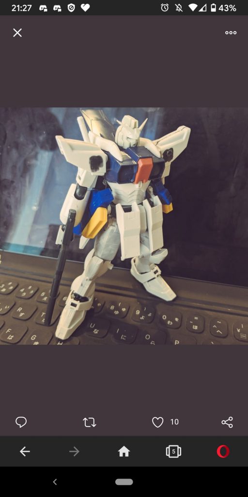 腰周りのパーツはZZと7号機から流用。全体のバランスが概ね決まった所です。この時点では頭部はOガンダムでした。