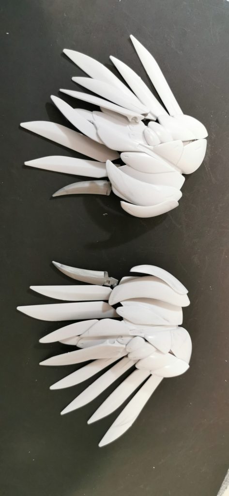 ツバークのスクラッチは計画性や技術不足で挫折しました。GFFを参考に頭、胸、腕、フロントとサイドアーマー、膝、セラフィムユニットを改修。セラフィムユニットは2体目のウイングバインダーを切り貼り一部パテで造形しスクラッチです。膝はキットをべースにエポパテで造形。膝の効果大きいです。