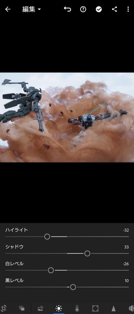 写真の明度や彩度はAdobeのLightroomというアプリがオススメですコントラストやシャドウ、シャープネスなどをいじれば多少ボヤケてしまった写真も良い感じになります自分の肉眼どおりにならないなぁと写真で悩んでる方にはなかなかオススメですよ、やりすぎは良くないですがねちなみに外撮りと室内撮りで煙の色違って見えますがこれは無加工です、自然光ってすごいですねぇ