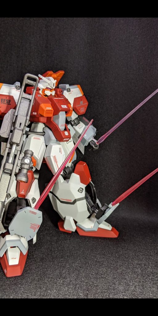 大きな脚部にはやっぱり隠し腕と思い、サーベルを隠しました。アームも結構動きます。