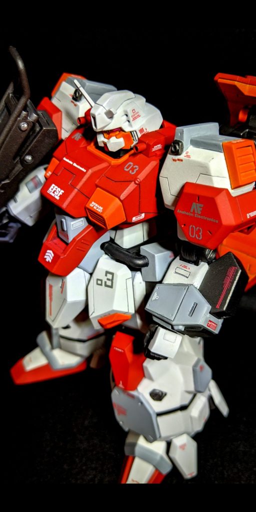 塗装はアクリジョンをエアブラシにて塗装しました。白→グランプリホワイトグレー明灰白色(三菱)赤→モンザレッドオレンジ→イエロー9+モンザレッド1関節→黒鉄色武器→赤鉄色