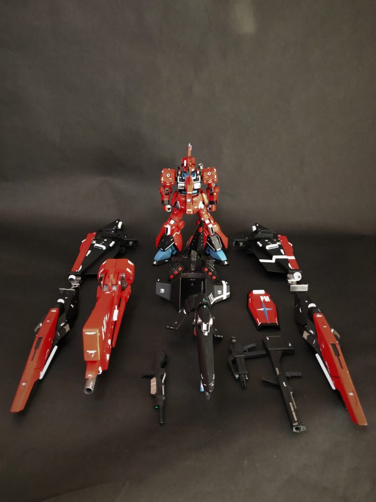 一度やってみたかったスタティックディスプレイ。機体の全長を超えるパーツばかりです。電ホビ本誌の作例ではこれの2~3倍はボリューム(主にロングシールドブースター)があったのを考えるとプロに対する畏敬の念を抱きます。すごい。