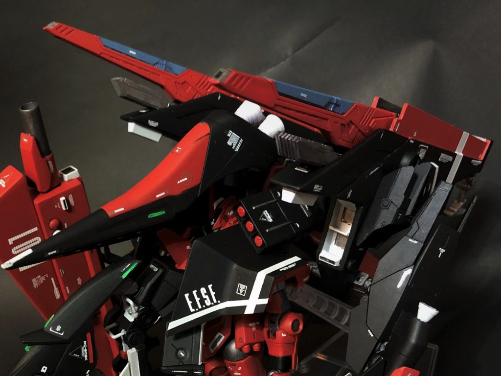 シュトゥッツァーではミサイルが内蔵されていたウィング・バインダーですが、【ツァオバラー】ではレール・キャノンを内蔵しています。ランディング・ギアを折りたたみ、放熱フィンと砲身を回転させることで射撃状態へと変形します。