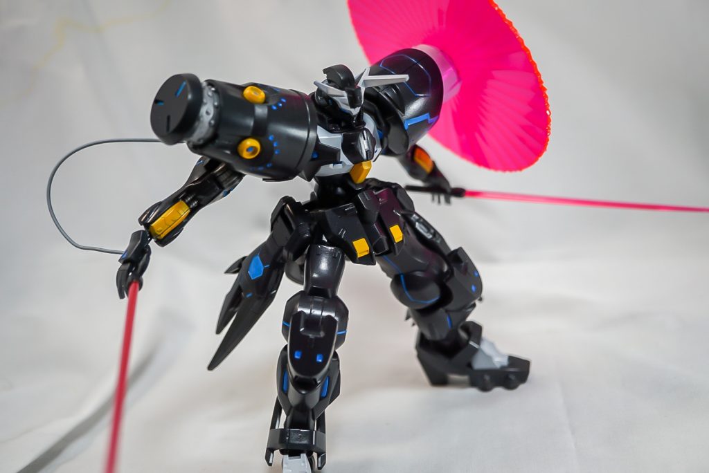 有線のビームサーベルって取り回ししずらそうだけどかっこいいなぁ…取り回ししずらそうだけど3機編成の特攻役との事で攻める気満々な感じがいいですねジャスティマ