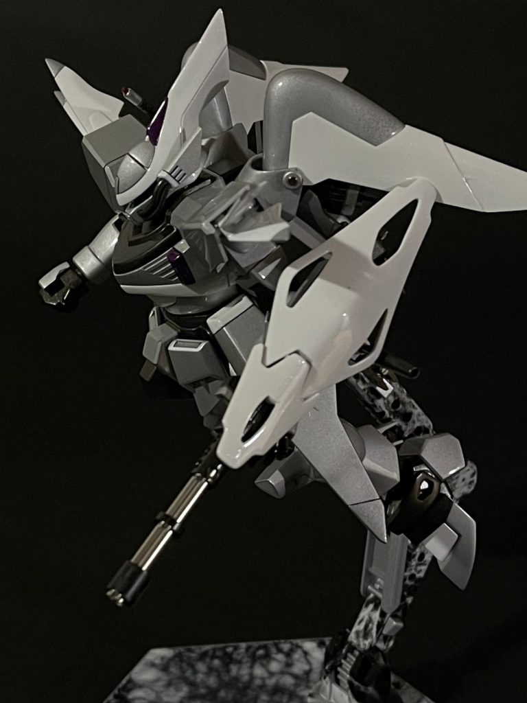 紫とホワイト部分にはパールクリアーを2層ほど重ねていますが、鏡面仕上げと同じくあまり目立ちませんね・・・目で見るとイイ感じですが写真にするとなんとも・・・シルバーもタミヤスプレーのアルミシルバーとシルバーリーフを使い分けているのですが、肉眼でもほとんど差が(ry