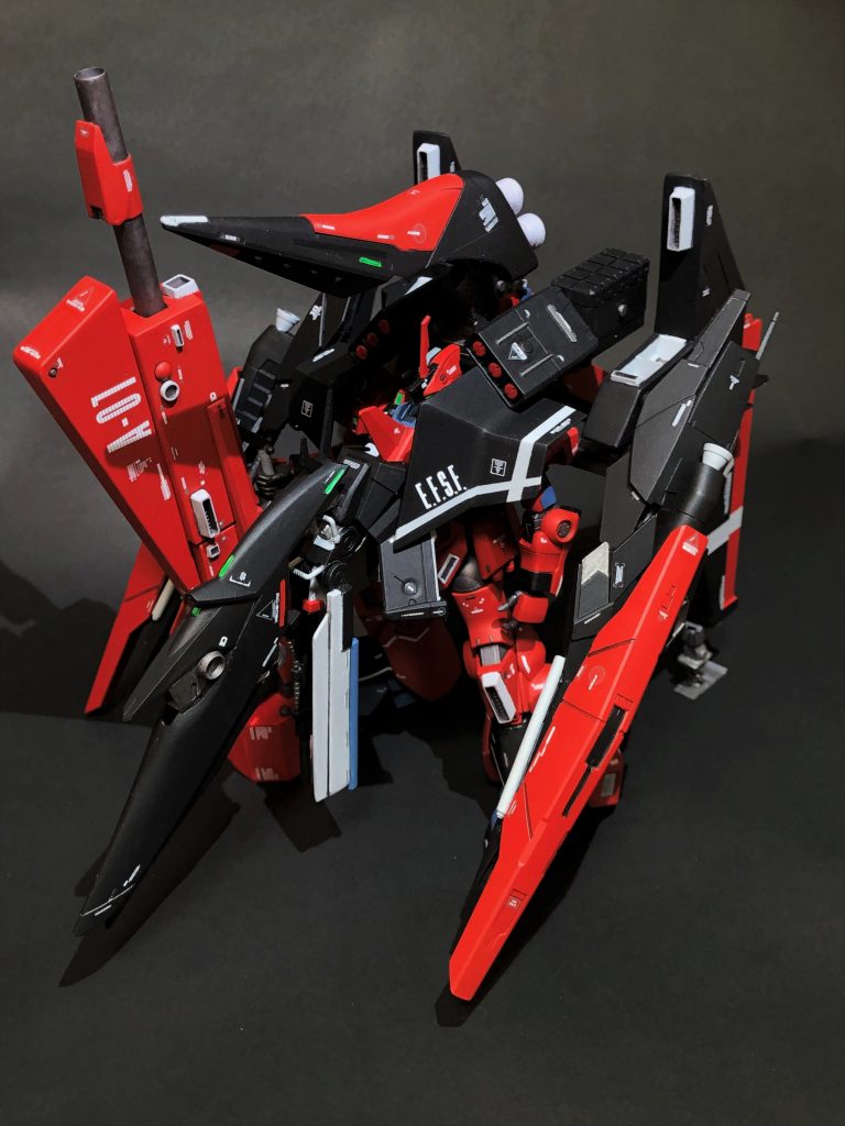 前作リック・ディズの完成版となります。学友からの誕生日プレゼントでHGUCディジェを頂いたので、今の技術をすべて出し尽くし、自分の考えるロマンを詰め込んで製作しました。今回の「はじめて」はフルスクラッチです。今回の製作でプラバンとの友達度がかなり上がった…気がします。コンセプトはディジェ版シュトゥッツァーです。AoZはロマン。