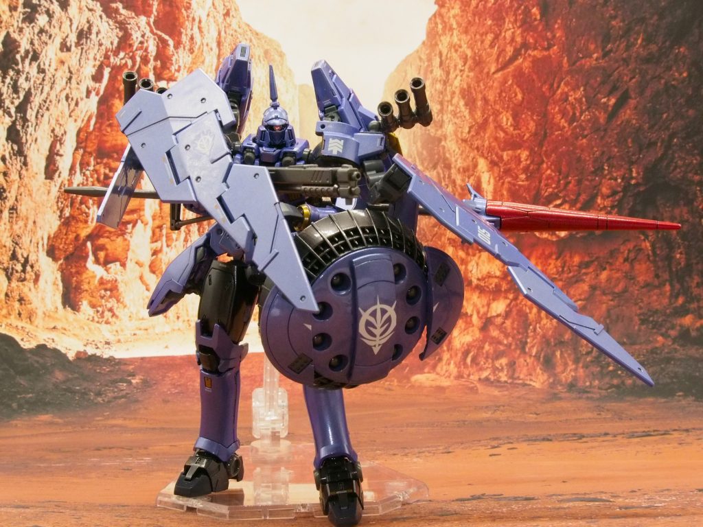 第百七十四話「さて、征くか。」ショットガン、PWD、ヒートランスを装備。せっかくだからPDWを開閉させてみました。ショットガンはケンプファーから持ってきました。このショットガンの持ち手にあうものがなく、ケンプファーの右手も持ってきてボールジョイントをRG規格に改造。ですがケンプファーの手が大きすぎて違和感があったので写真に映らないようにしています。