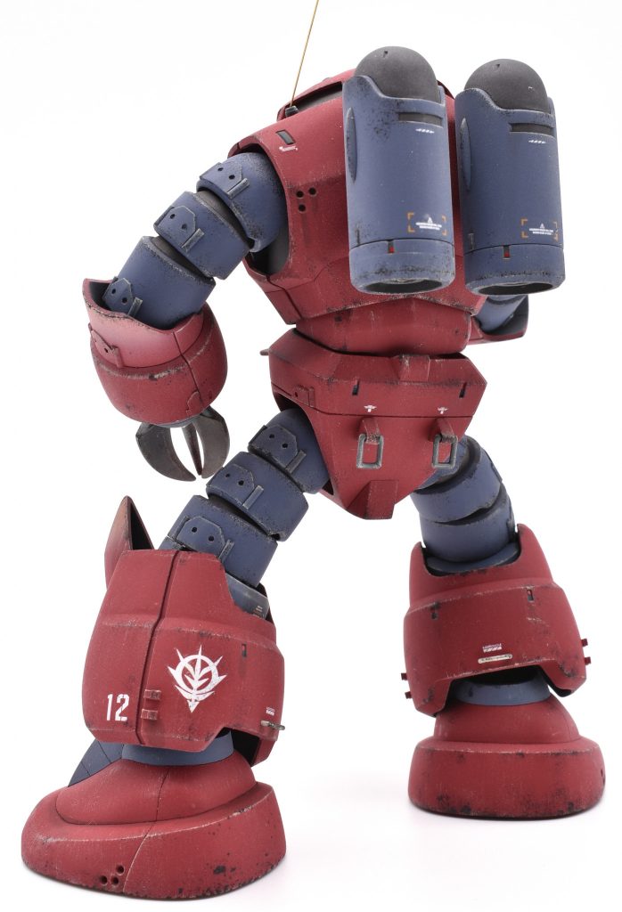 背面。背面の方がデカール貼った枚数多いです。腰や脚部には機体固定用や揚重用をイメージしてフック状のディテールを追加。