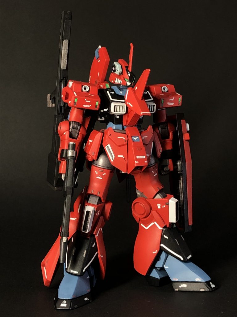 背部マウントラッチにはビームライフルやクレイバズーカを懸架可能です。クレイバズーカのジョイントパーツはディジェやリックディアスを参考にスクラッチ。シールドの持ち手もプラ棒から製作しています。